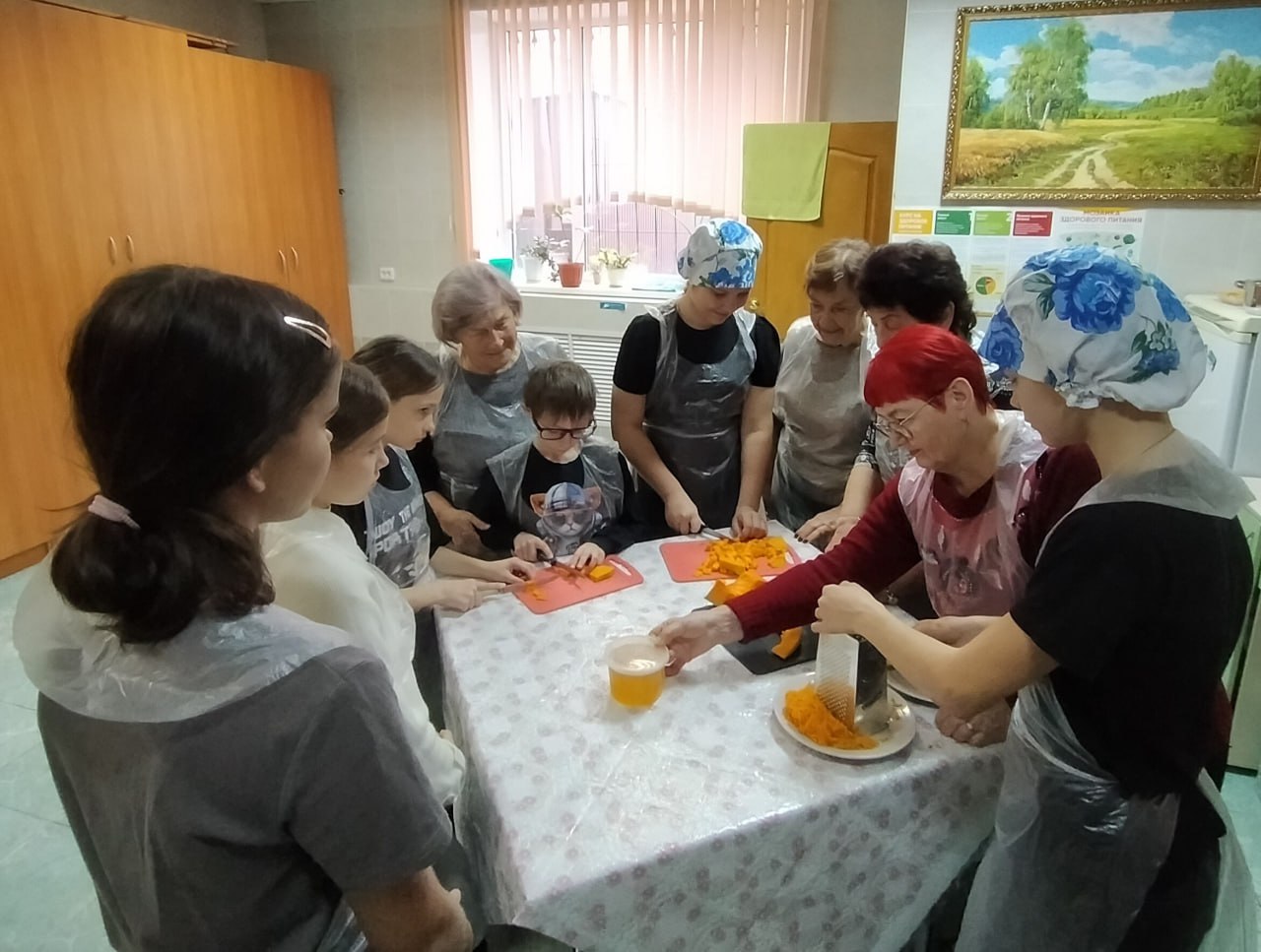 Юных саратовских поварят научили варить тыквенную кашу